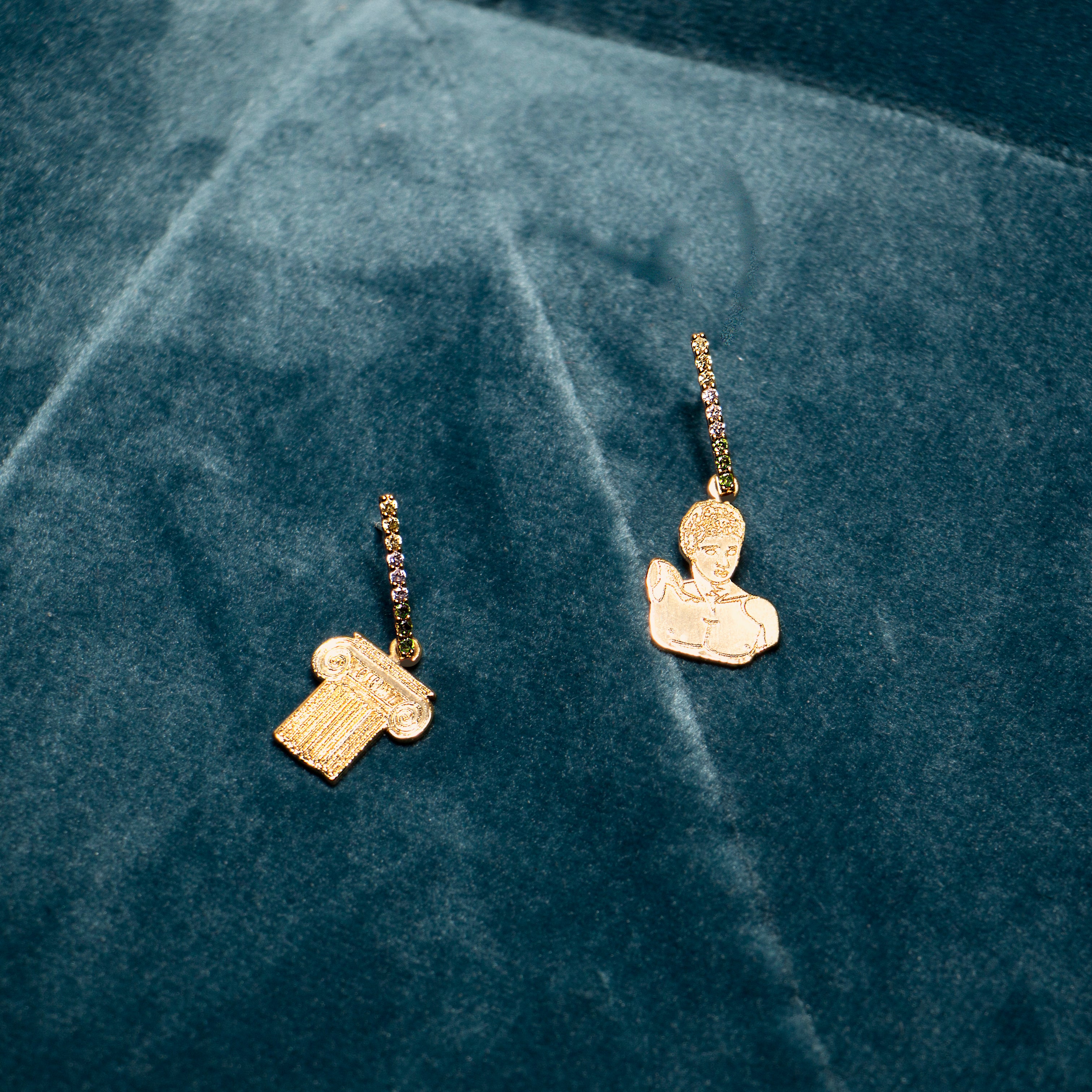 Louis Vuitton classic V earrings gold